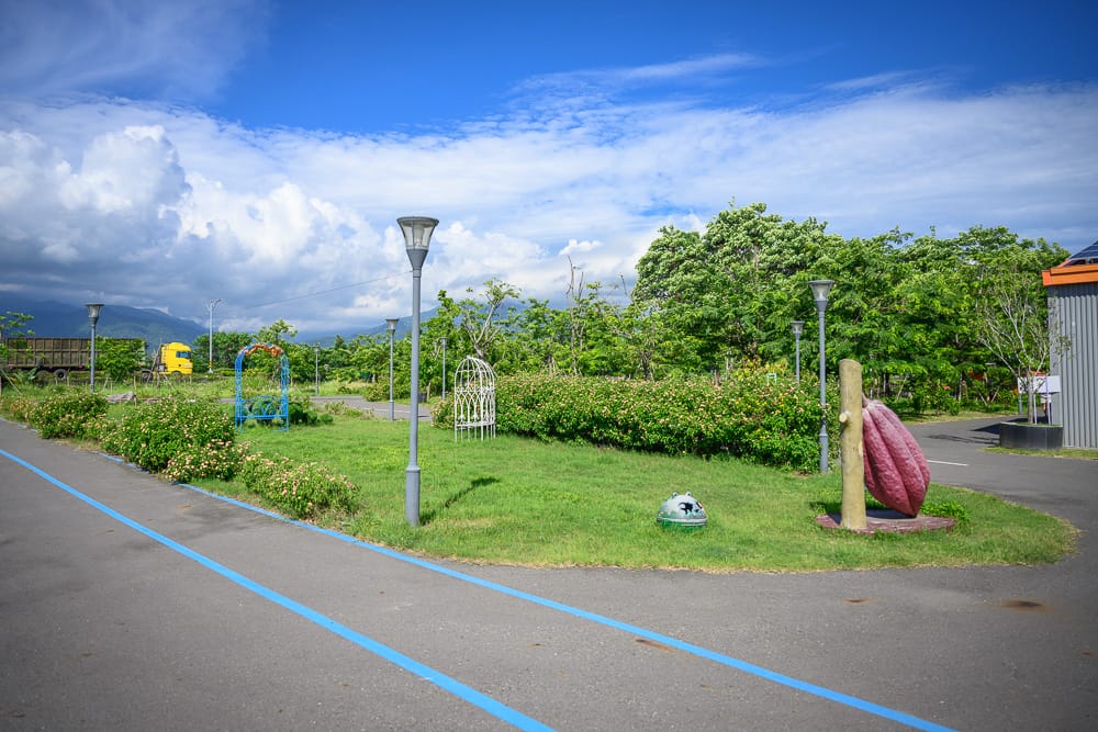 屏東可茵山枋寮旗艦店|我們去過才知道,粉色巨型可可果模型超好拍,生巧克力必帶 2 屏東可茵山枋寮旗艦店場景
