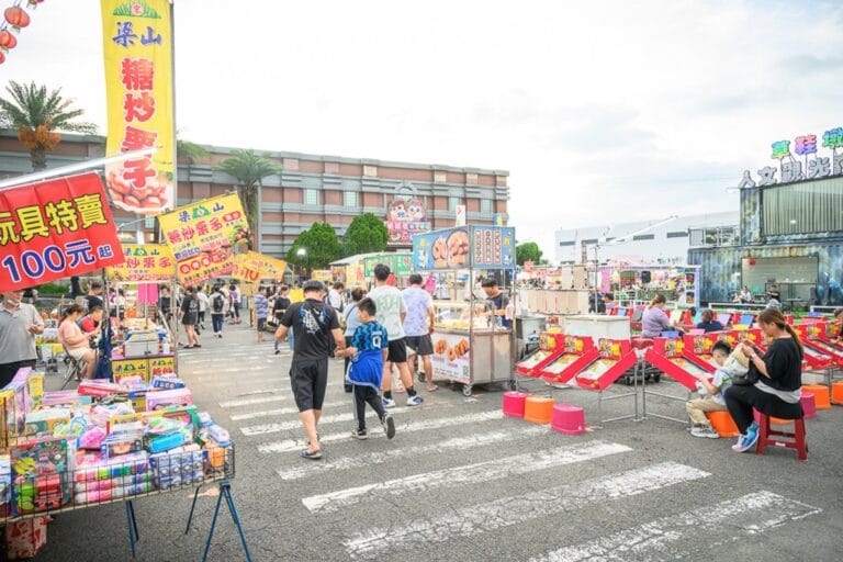南投草鞋墩觀光夜市|我們去過才知道,燈籠攤位加貨櫃屋,夜市氣氛才是主打 6 南投草鞋墩觀光夜市|我們去過才知道,燈籠攤位加貨櫃屋,夜市氣氛才是主打