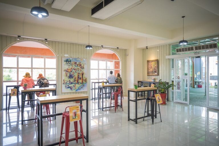 屏東可茵山枋寮旗艦店|我們去過才知道,粉色巨型可可果模型超好拍,生巧克力必帶 13 屏東可茵山枋寮旗艦店 COCOSUN-可可巧克力伴手禮 當地特產 熱門好評推薦 特色風味餐 團體合菜大型餐廳 遊覽車團體導覽 休息站 生巧克力 冰淇淋 可可豆粉