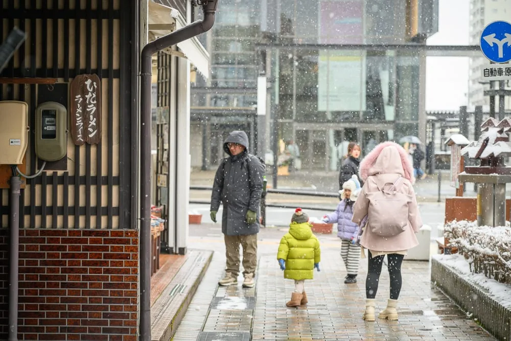 日本岐阜高山三町老街完整攻略|江戶建築群與飛驒牛小吃 4 日本高山-高山老街散冊 冬季雪景與人潮節奏