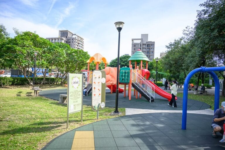 台中泉源交通主題公園｜我們去過才知道，模擬道路加交通號誌讓小孩自己練騎車才知道好玩
