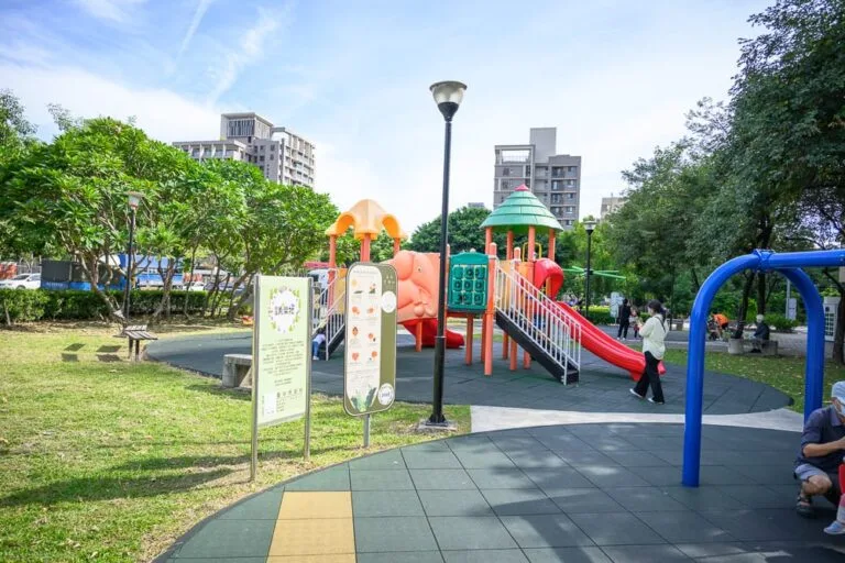 台中泉源交通主題公園|我們去過才知道,模擬道路加交通號誌讓小孩自己練騎車才知道好玩 17 台中泉源交通主題公園|我們去過才知道,模擬道路加交通號誌讓小孩自己練騎車才知道好玩