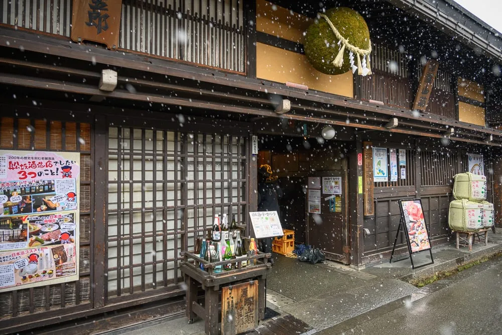 日本岐阜高山三町老街完整攻略|江戶建築群與飛驒牛小吃 2 日本高山-高山老街散冊 黑木格子老屋與杉玉酒舖的江戶風景