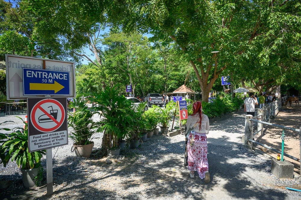 泰國芭達雅真理寺 庭院參觀路線與服裝規定