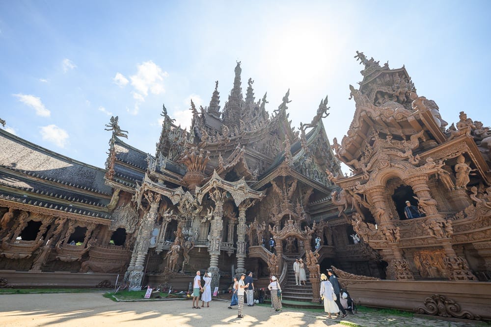 泰國芭達雅真理寺｜寺廟，雕塑，木建築，遊客，樓梯，藍天，