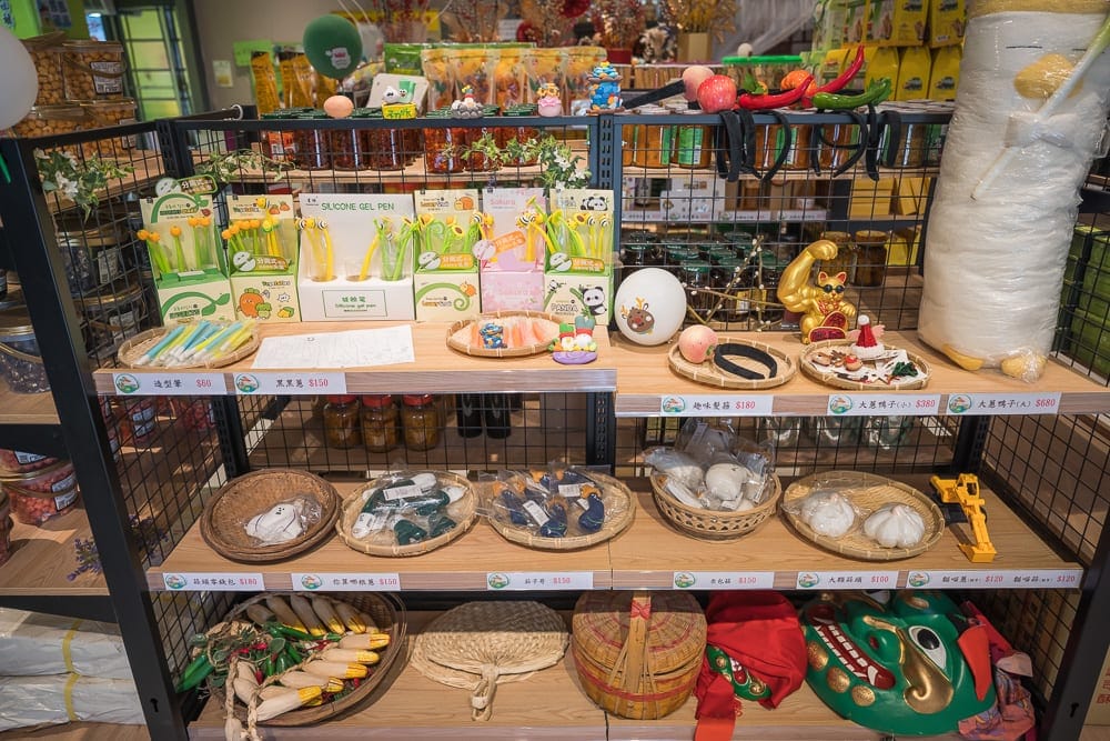 宜蘭初咪體驗農場｜室內，貨架，文具，伴手禮，竹籃，玩偶，商品陳列，熱鬧雜貨店，充滿各式紀念品與小物。