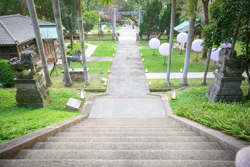 桃園神社｜石階、鳥居、石獅、草地、日式建築、圓球燈飾，戶外神社參道景象，綠意盎然，寧靜莊嚴。