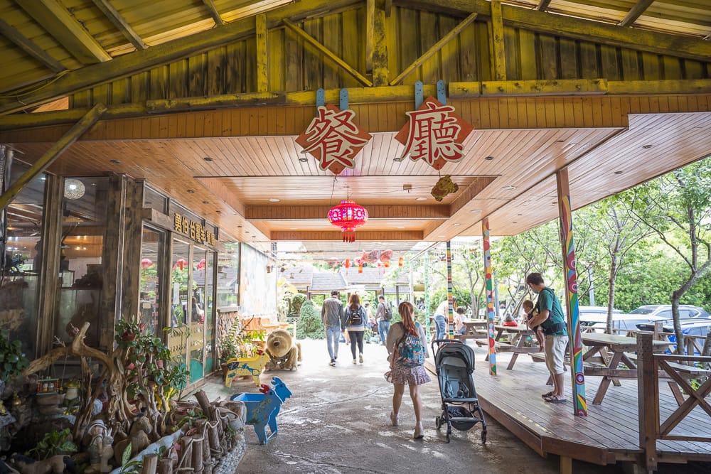 桃園羊世界牧場|我們去過才知道,水豚、山羊雕像、木造餐廳全在同一個園區 3 羊世界牧場 園區入口動線與餐廳廊道