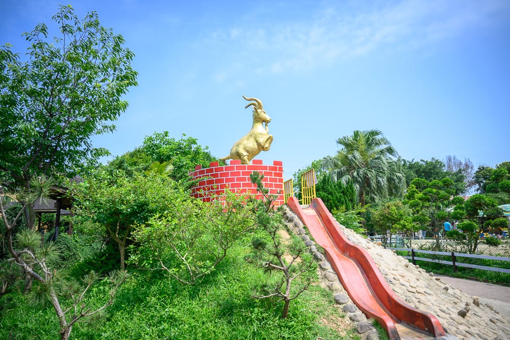 桃園羊世界牧場|我們去過才知道,水豚、山羊雕像、木造餐廳全在同一個園區 2 羊世界牧場 金色山羊雕像與紅磚溜滑梯地標