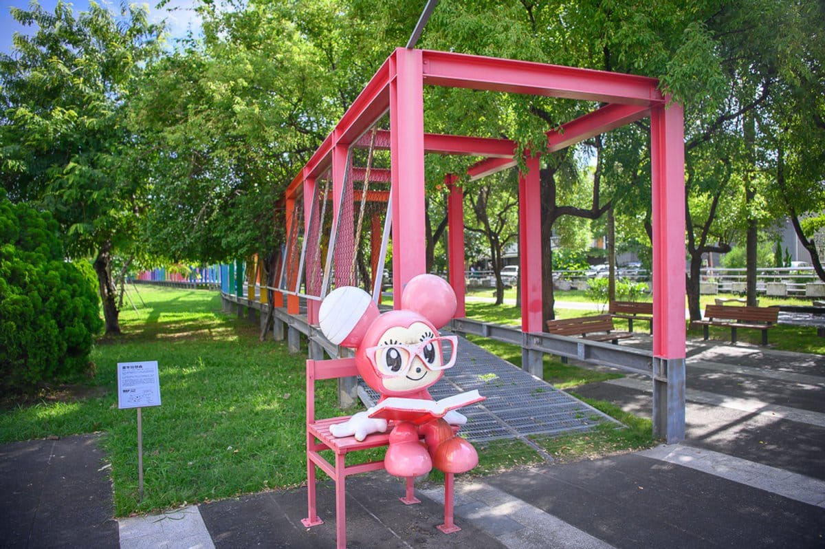 台南新營美術園區｜我們去過才知道，彩色鋼構廊道掛滿玩偶，「童年狂想曲」才是主打