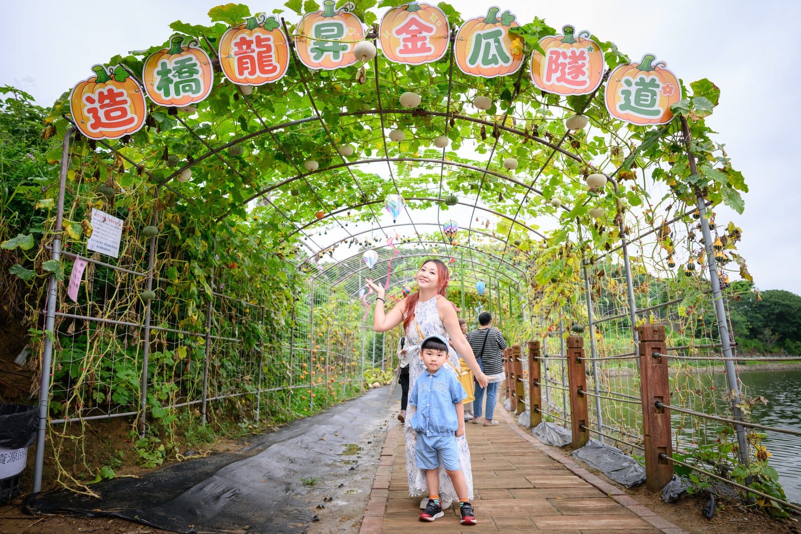 苗栗造橋【龍昇金瓜隧道】環湖200公尺南瓜秘境.巨大南瓜氣球超好拍,金瓜市集美食一次朝聖~假日踏青必去! 苗栗造橋【龍昇金瓜隧道】環湖200公尺南瓜秘境.巨大南瓜氣球超好拍,金瓜市集美食一次朝聖~假日踏青必去!