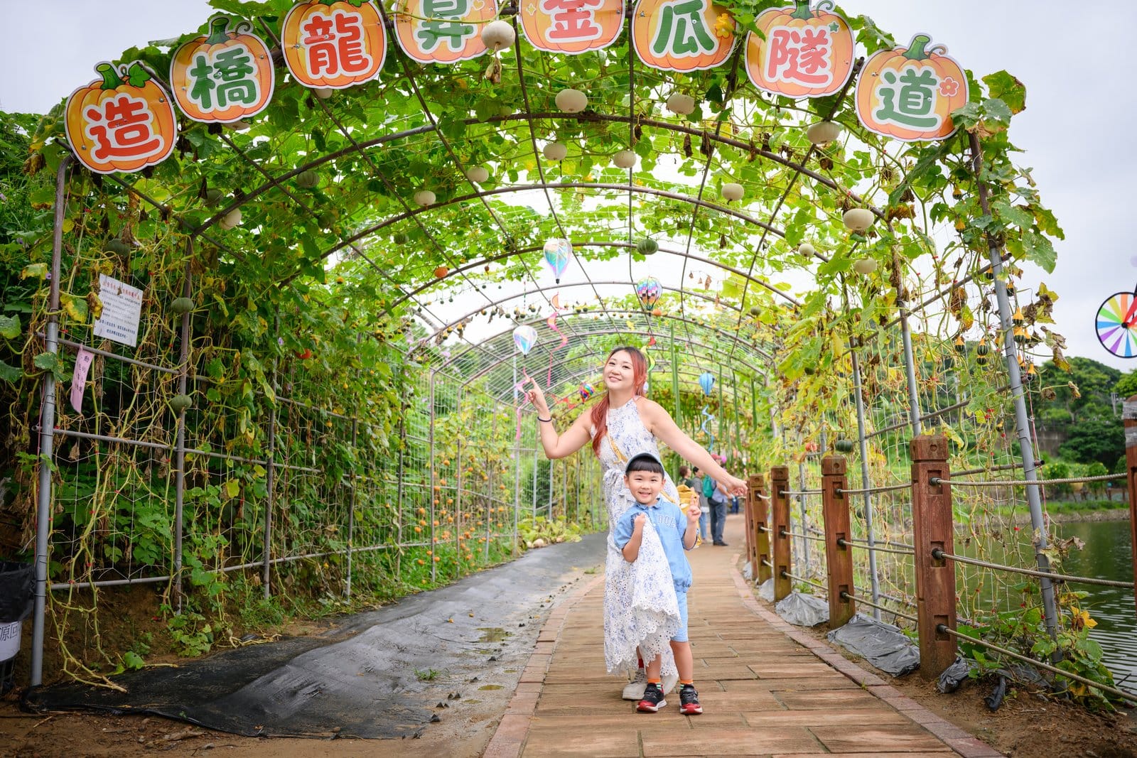 苗栗造橋【龍昇金瓜隧道】環湖200公尺南瓜秘境.巨大南瓜氣球超好拍,金瓜市集美食一次朝聖~假日踏青必去! 苗栗造橋【龍昇金瓜隧道】環湖200公尺南瓜秘境.巨大南瓜氣球超好拍,金瓜市集美食一次朝聖~假日踏青必去!