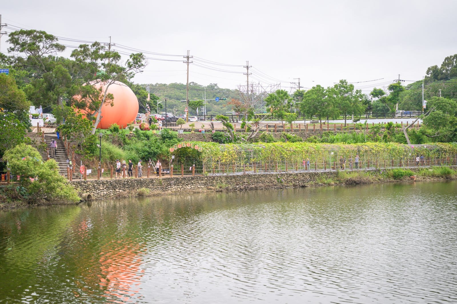 苗栗造橋【龍昇金瓜隧道】環湖200公尺南瓜秘境.巨大南瓜氣球超好拍,金瓜市集美食一次朝聖~假日踏青必去! 苗栗造橋【龍昇金瓜隧道】環湖200公尺南瓜秘境.巨大南瓜氣球超好拍,金瓜市集美食一次朝聖~假日踏青必去!