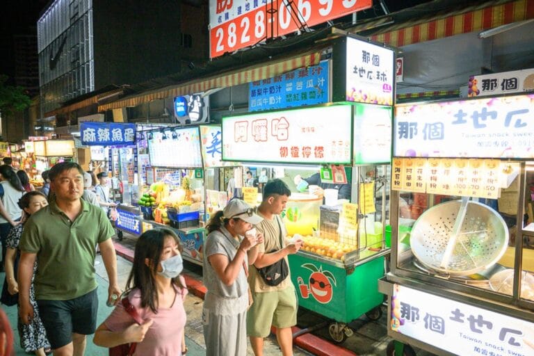 台北士林市場美食｜附近居民天天來，紅燈籠掛滿整條街，排隊才知道好吃