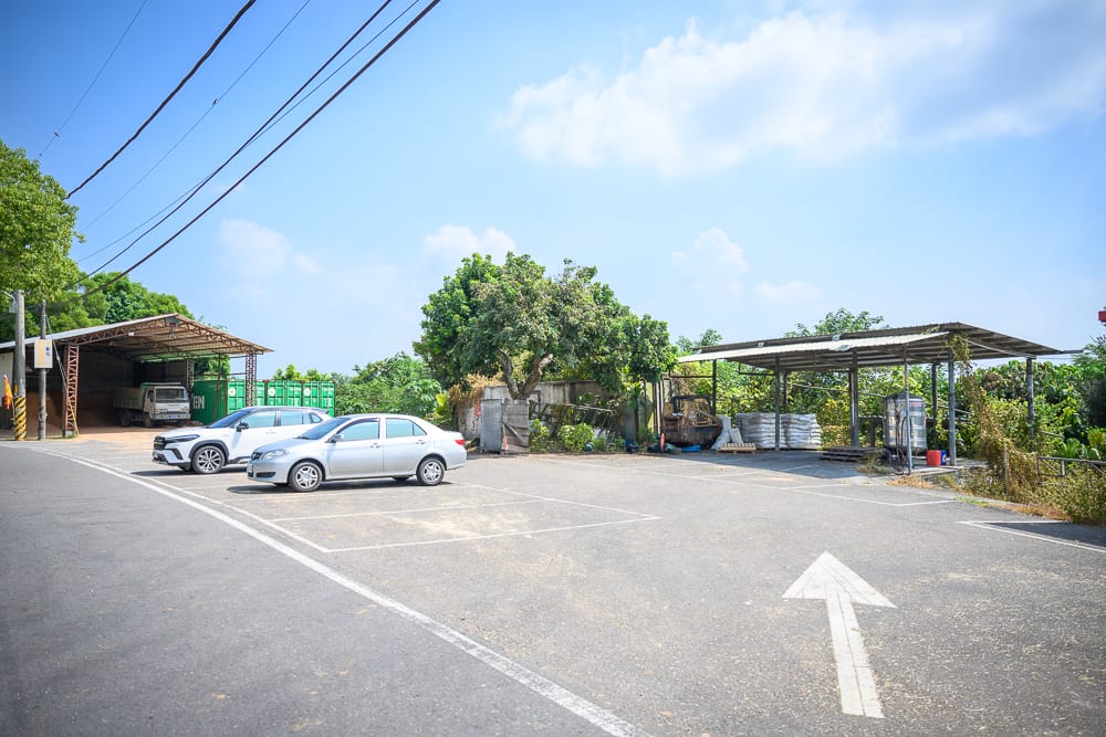 彰化禾家牧場|我們去過才知道,乳牛彩繪牆配現擠霜淇淋,樹蔭座位坐下去不想走 2 禾家牧場場景