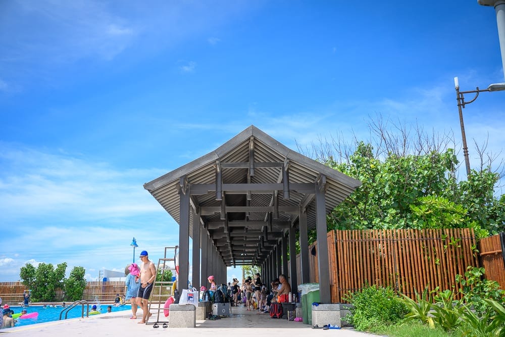 台中大安濱海樂園｜我們去過才知道，戶外泳池配風力發電機，彩繪堤防才是亮點