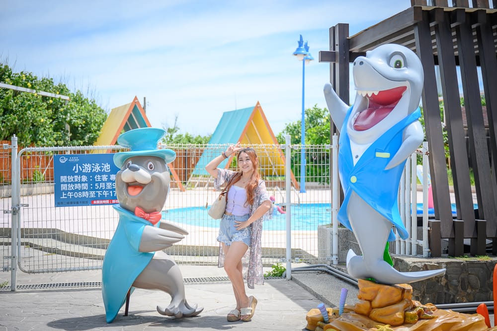 台中大安濱海樂園|我們去過才知道,戶外泳池配風力發電機,彩繪堤防才是亮點 1 台中大安濱海樂園|我們去過才知道,戶外泳池配風力發電機,彩繪堤防才是亮點