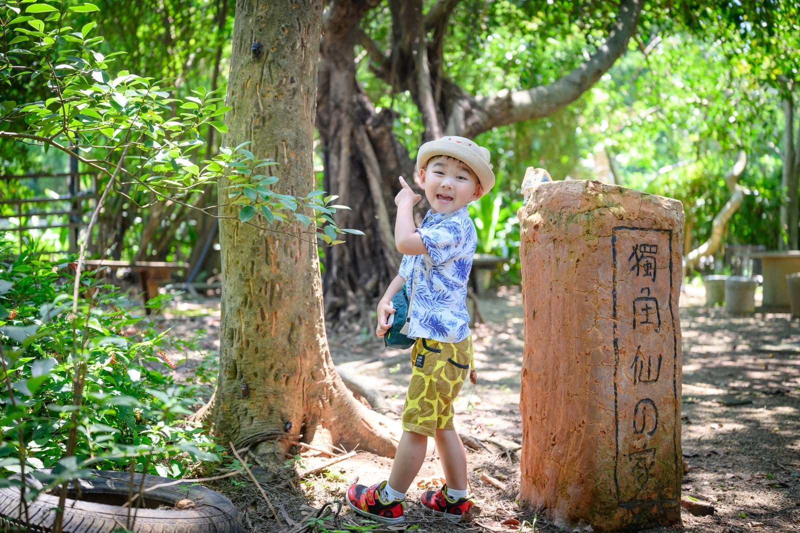 桃園觀音景點【蓮荷園休閒農場】坐大王蓮.找獨角仙.吃蓮子雪花冰,漂浮荷花池上超好玩!