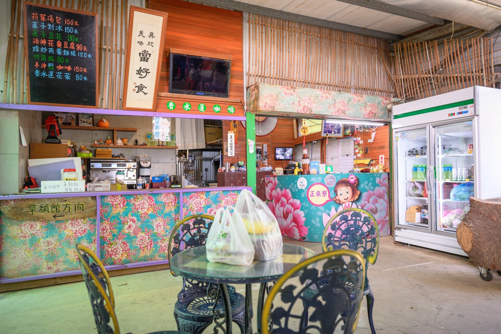 桃園觀音景點【蓮荷園休閒農場】坐大王蓮.找獨角仙.吃蓮子雪花冰,漂浮荷花池上超好玩!