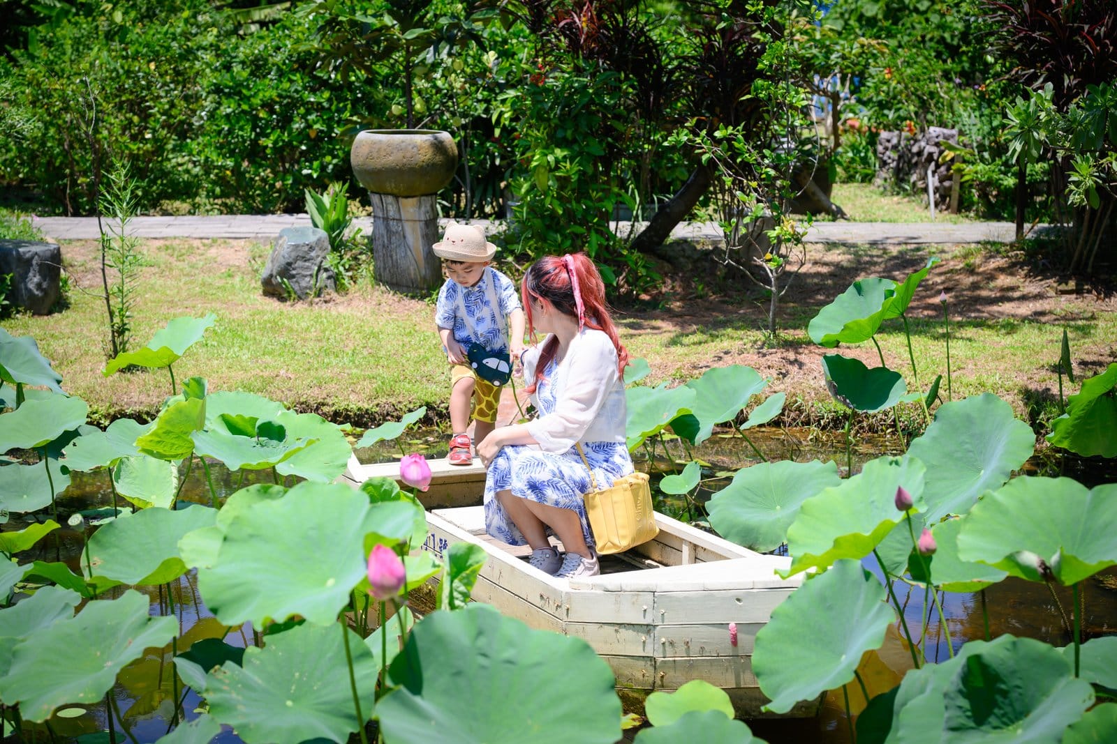 桃園觀音景點【蓮荷園休閒農場】坐大王蓮.找獨角仙.吃蓮子雪花冰,漂浮荷花池上超好玩!