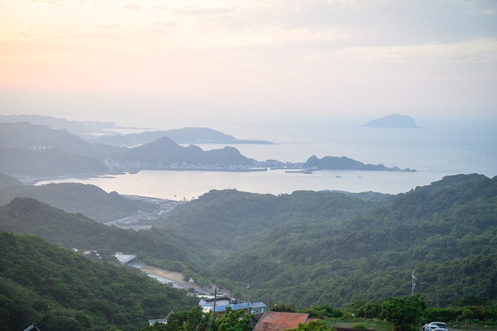 【新北網美打卡懶人包】精選10+個IG打卡網美景點:祈堂老街、老礦工食堂、山頂豆花 6 新北古窗海景會館 細節