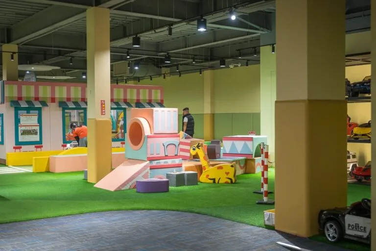 南投魯魯札札親子館｜我們去過才知道，室內跑道開玩具車才是小孩最愛