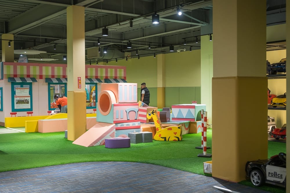 南投魯魯札札親子館｜我們去過才知道，室內跑道開玩具車才是小孩最愛