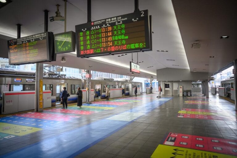 日本京都貴船神社完整攻略｜燈籠石階與紅葉參道散策