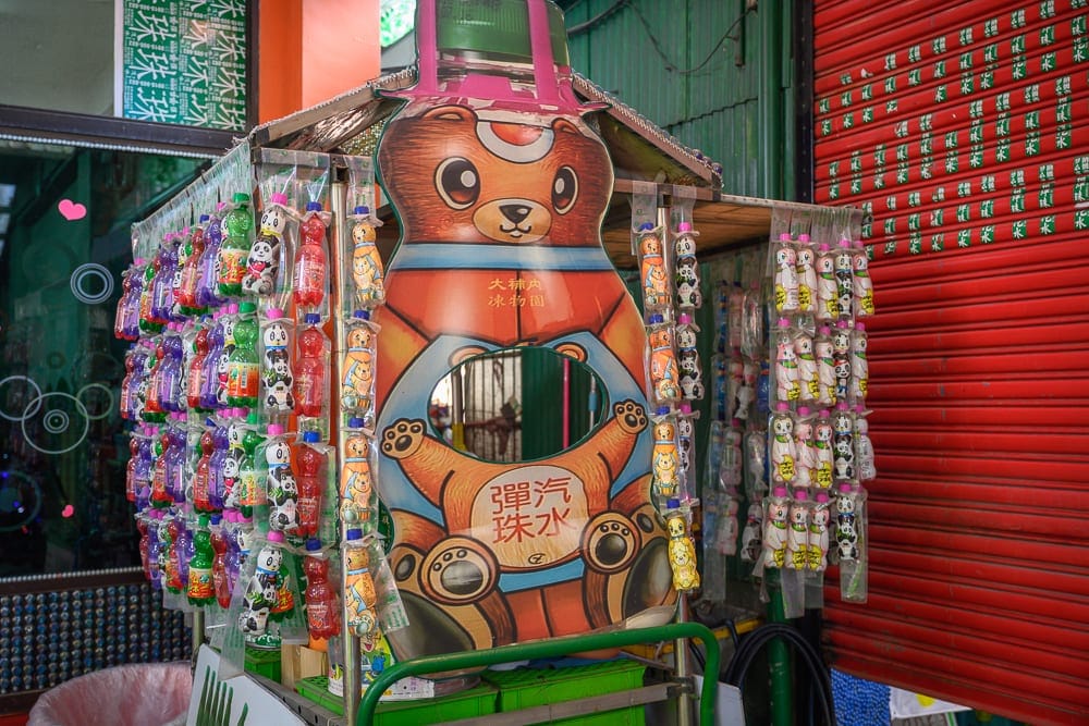 苗栗彈珠汽水觀光工廠｜玻璃瓶展覽×DIY套圈圈，帶小孩來才知道有多好玩