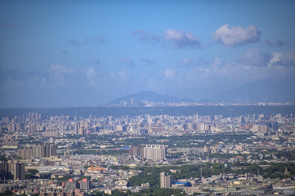 桃園約會景點懶人包|情侶浪漫約會景點(機場南北側觀景台、白圍牆景觀餐廳、秘覓良品 山上花兒開了咖啡景觀餐廳) 2 桃園白圍牆景觀餐廳