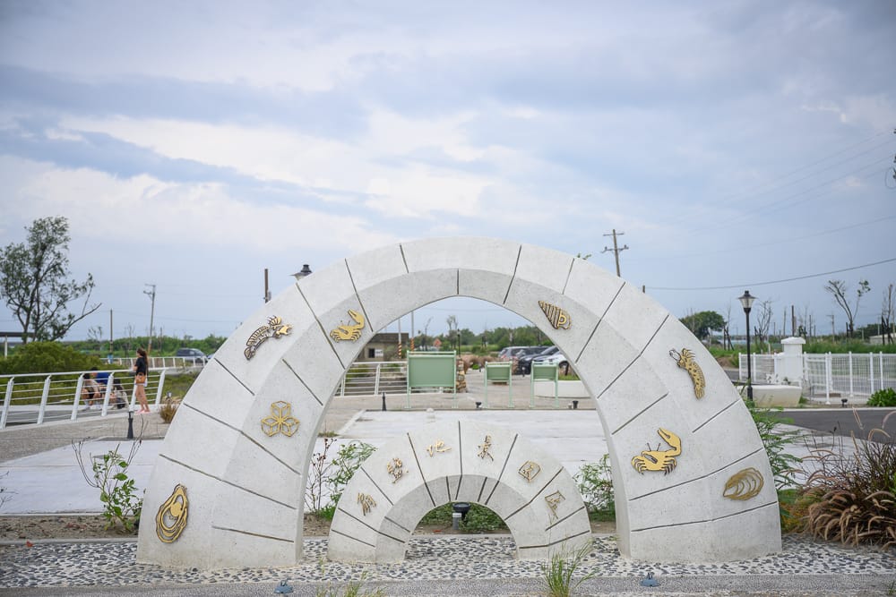 台南善鹽地景園區|我們去過才知道,鹽田濕地木棧道旁藏著海洋圖騰拱門,比想像中還好逛 3 善鹽地景園區 - 善鹽地景園區在哪?位置、規模與遊玩動線