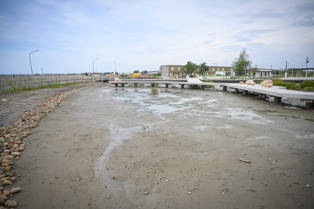 台南善鹽地景園區|我們去過才知道,鹽田濕地木棧道旁藏著海洋圖騰拱門,比想像中還好逛 2 善鹽地景園區場景