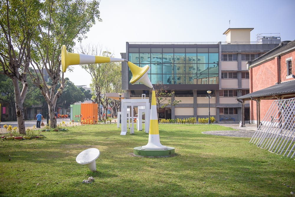 嘉義文創園區|我們去過才知道,貨櫃裝置藝術加鏽蝕雕塑散落草地,比想像中好逛 7 嘉義文創園區 - 嘉義文創園區票價、交通與適合對象