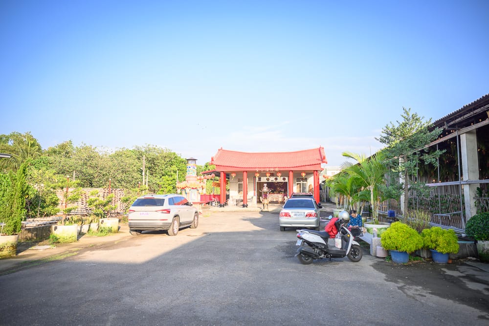 屏東萬大牧場|我們去過才知道,室內草地搭乳牛造型椅與燈籠,農場感比想像中更足 2 屏東萬大牧場場景