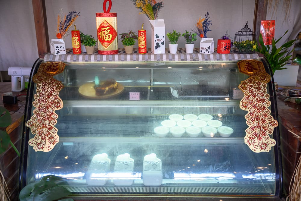 屏東萬大牧場|我們去過才知道,室內草地搭乳牛造型椅與燈籠,農場感比想像中更足 5 屏東萬大牧場 - 萬大牧場的餐飲與配套設施