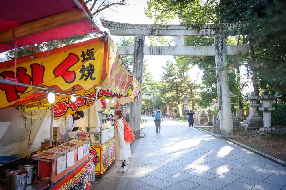 日本京都北野天滿宮 楓葉小徑、紅橋情侶打卡點與周邊攤販
