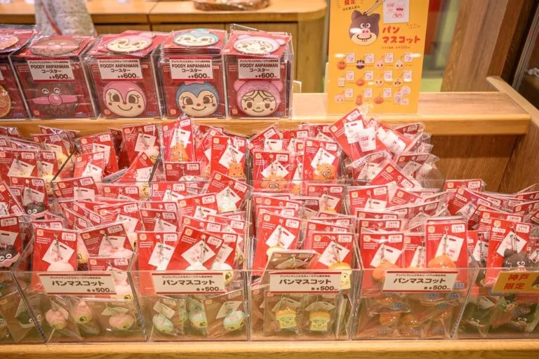 日本神戶-麵包超人博物館｜室內，玩具，架子，盒裝商品，吊飾，紀念品店，商品陳列