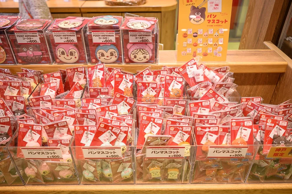 日本神戶-麵包超人博物館｜室內，玩具，架子，盒裝商品，吊飾，紀念品店，商品陳列