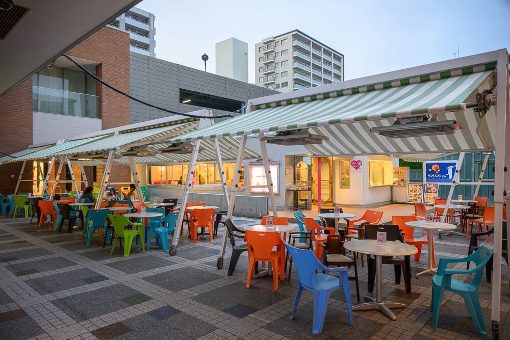 日本仙台-麵包超人博物館｜街道, 室內, 戶外雅座, 遮陽棚, 露天座位, 建築物, 椅子, 桌子, 傍晚光線