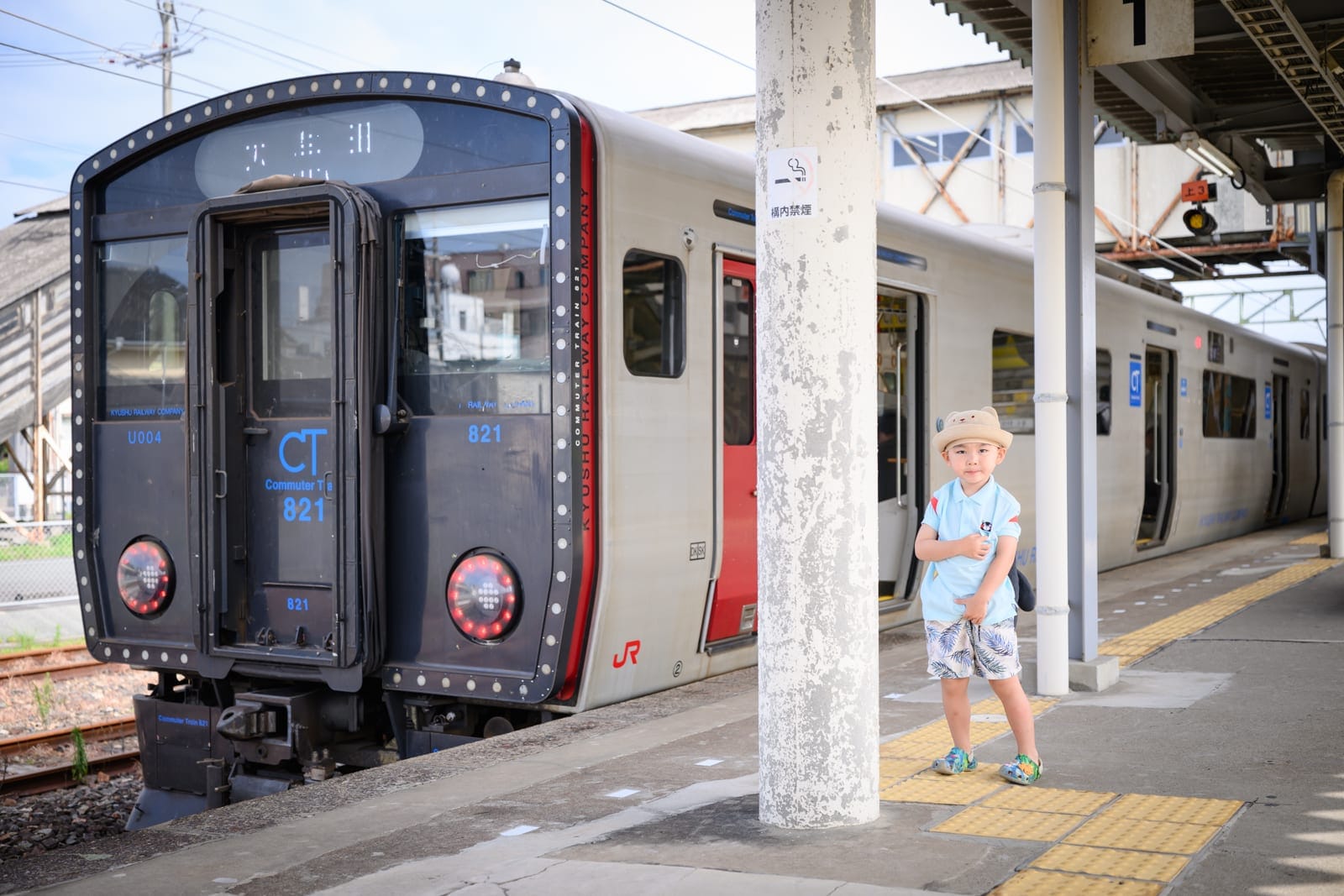 日本熊本-格林主題樂園｜火車、月台、柱子，男孩，短褲，車站。