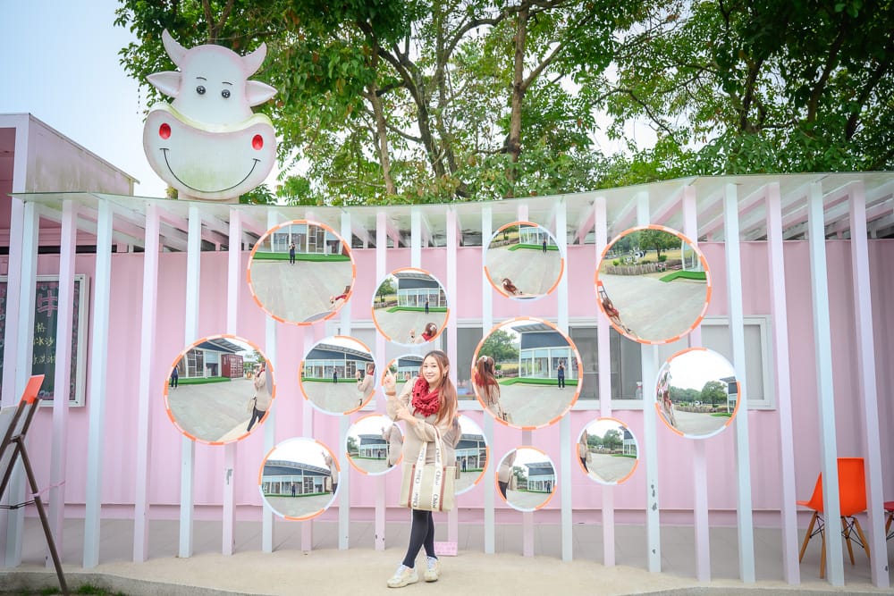 嘉義粉牛樂園｜我們去過才知道，粉色貨櫃屋配牛頭造型裝飾，拍起來跟濾鏡一樣