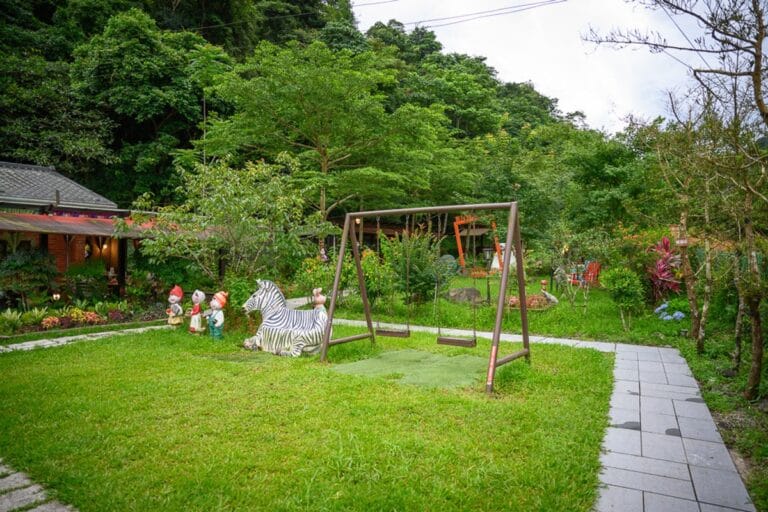 宜蘭幾度咖啡莊園｜我們去過才知道，紅磚小屋配游泳池庭園，比想像中大很多