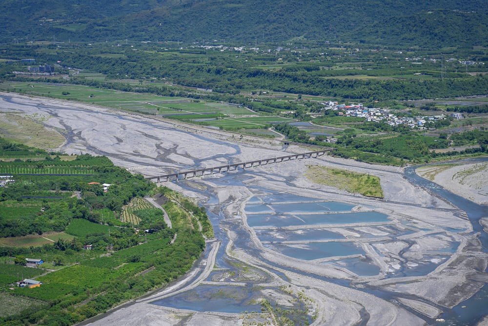 台東花藞藞農場|我們去過才知道,石階步道走上去山景全開,貨櫃屋餐廳坐著才知道值得 3 花藞藞農場 - 花藞藞農場在哪?位置、規模與遊玩動線