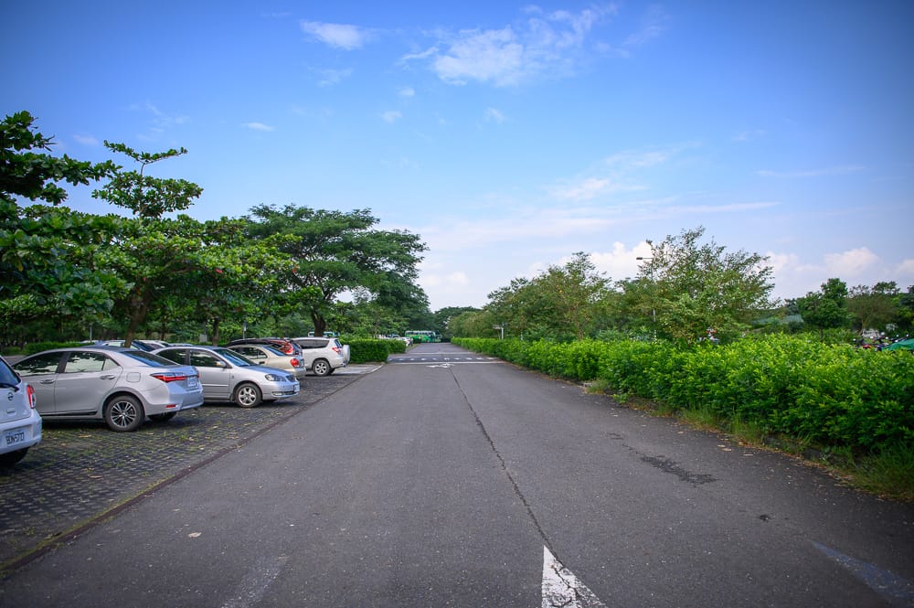 屏東林後四林平地森林園區|我們去過才知道,環形樹林圍著白色涼亭,彩色電塔才是主打 2 屏東林後四林平地森林園區場景