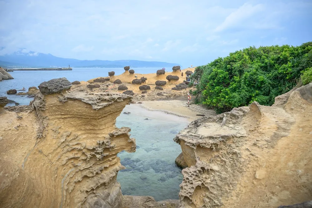 新北野柳地質公園完整攻略|女王頭奇岩怪石玩法解析 2 新北野柳地質公園 女王頭・奇岩怪石・海岸線地貌