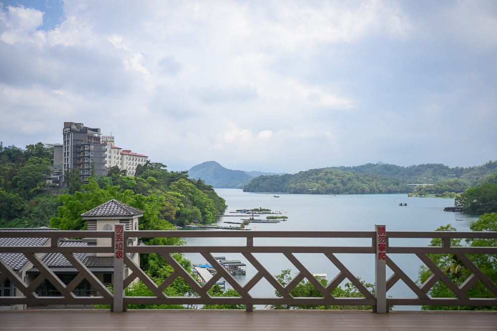 南投龍鳳宮月老廟|我們去過才知道,日月潭湖景就在廟旁邊,龍形雕塑才是主打 2 南投龍鳳宮月老廟場景