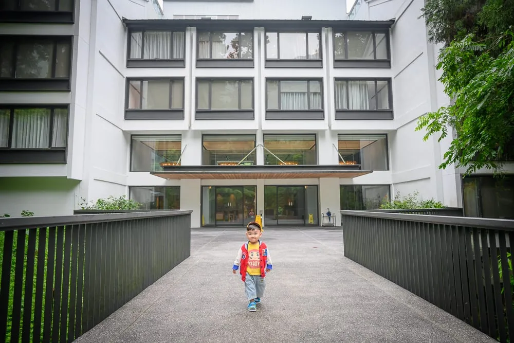 南投溪頭福華渡假飯店完整攻略|漢光樓住宿體驗與夜間生態導覽 3 南投溪頭福華飯店 漢光樓新裝潢、臥榻與窗景
