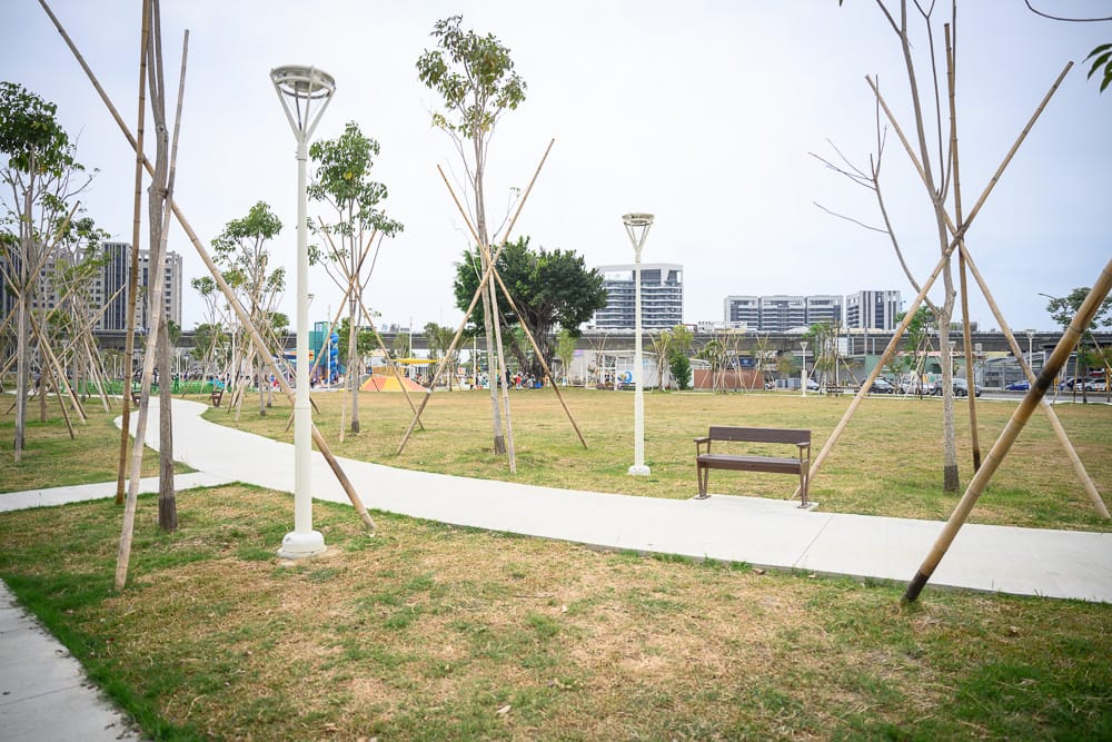 高雄機器人主題公園|我們去過才知道,藍色螺旋溜滑梯加攀爬設施才是主打 7 機器人主題公園 - 機器人主題公園票價、交通與適合對象
