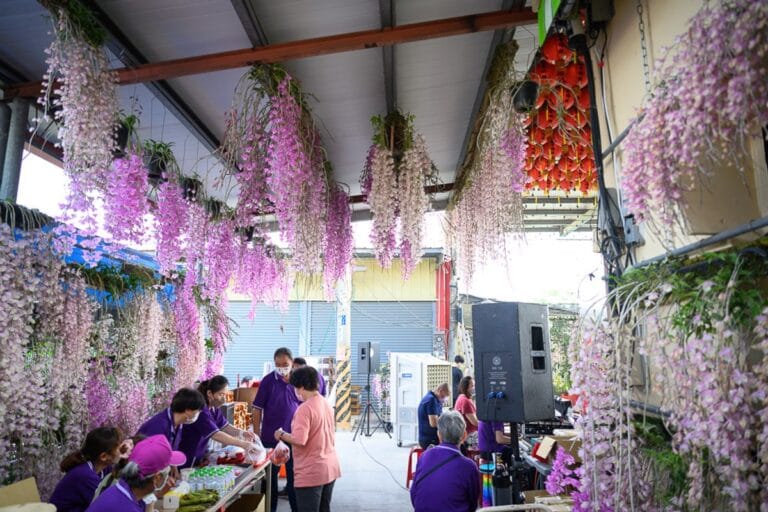 雲林忠雲宮石斛蘭|我們去過才知道,粉紫色蘭花廊鋪滿整面牆,廟埕還有祭典同步進行 20 雲林忠雲宮石斛蘭|我們去過才知道,粉紫色蘭花廊鋪滿整面牆,廟埕還有祭典同步進行