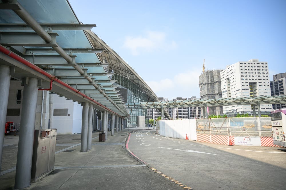 新竹免費景點懶人包|10+個免費景點(公園櫻花、動物園、香山濕地賞蟹步道) 19 新竹新竹高鐵站牌